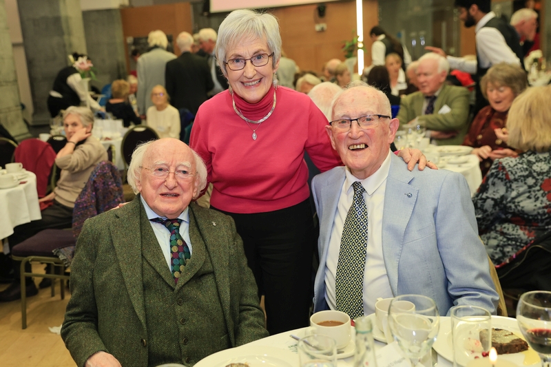 UniAlumni-2109800.jpg (0.4 MB)