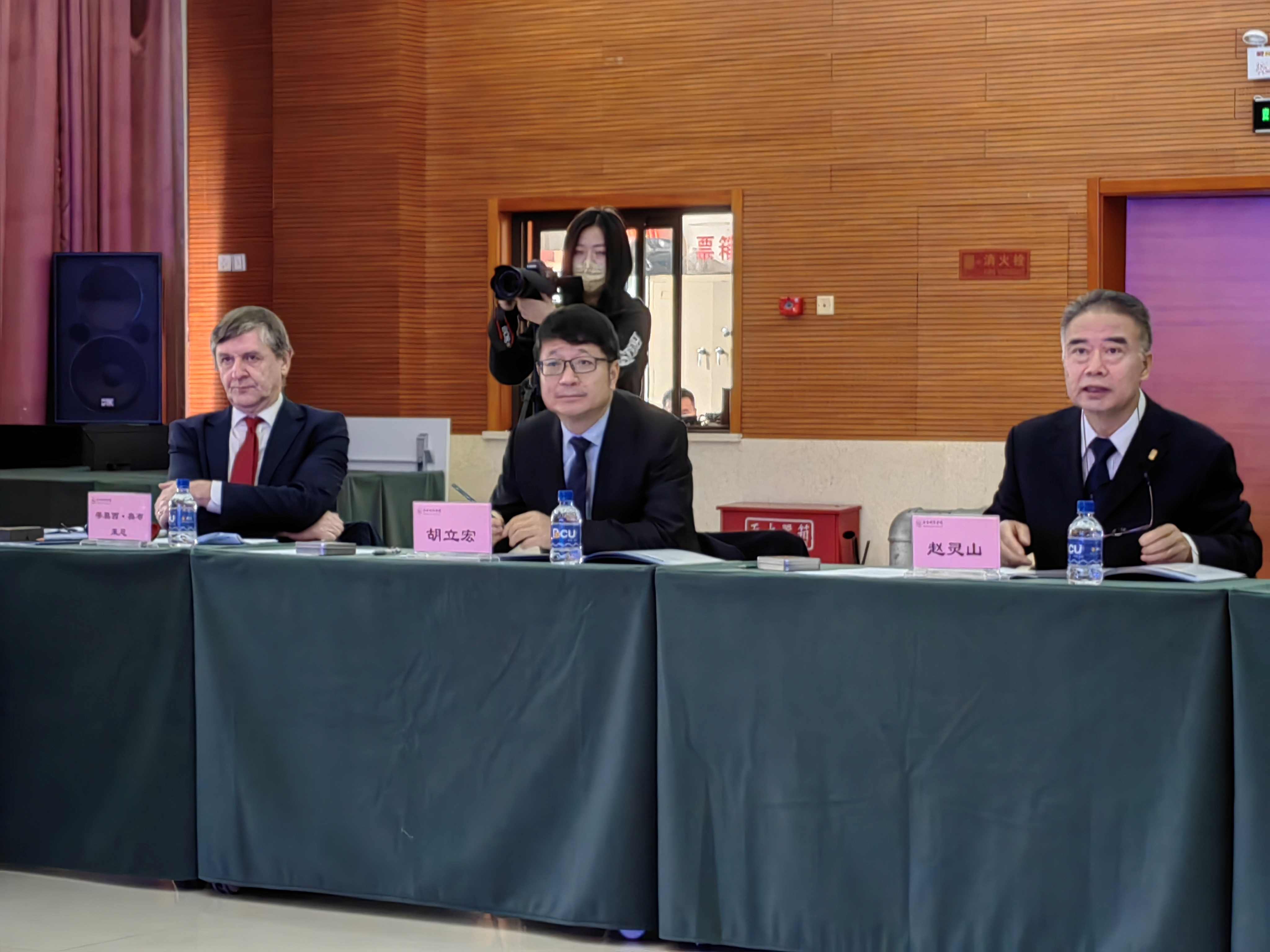 Lingshan Zhao, Vice President, Secretary General & Lihong Hu Vice President Nanjing University