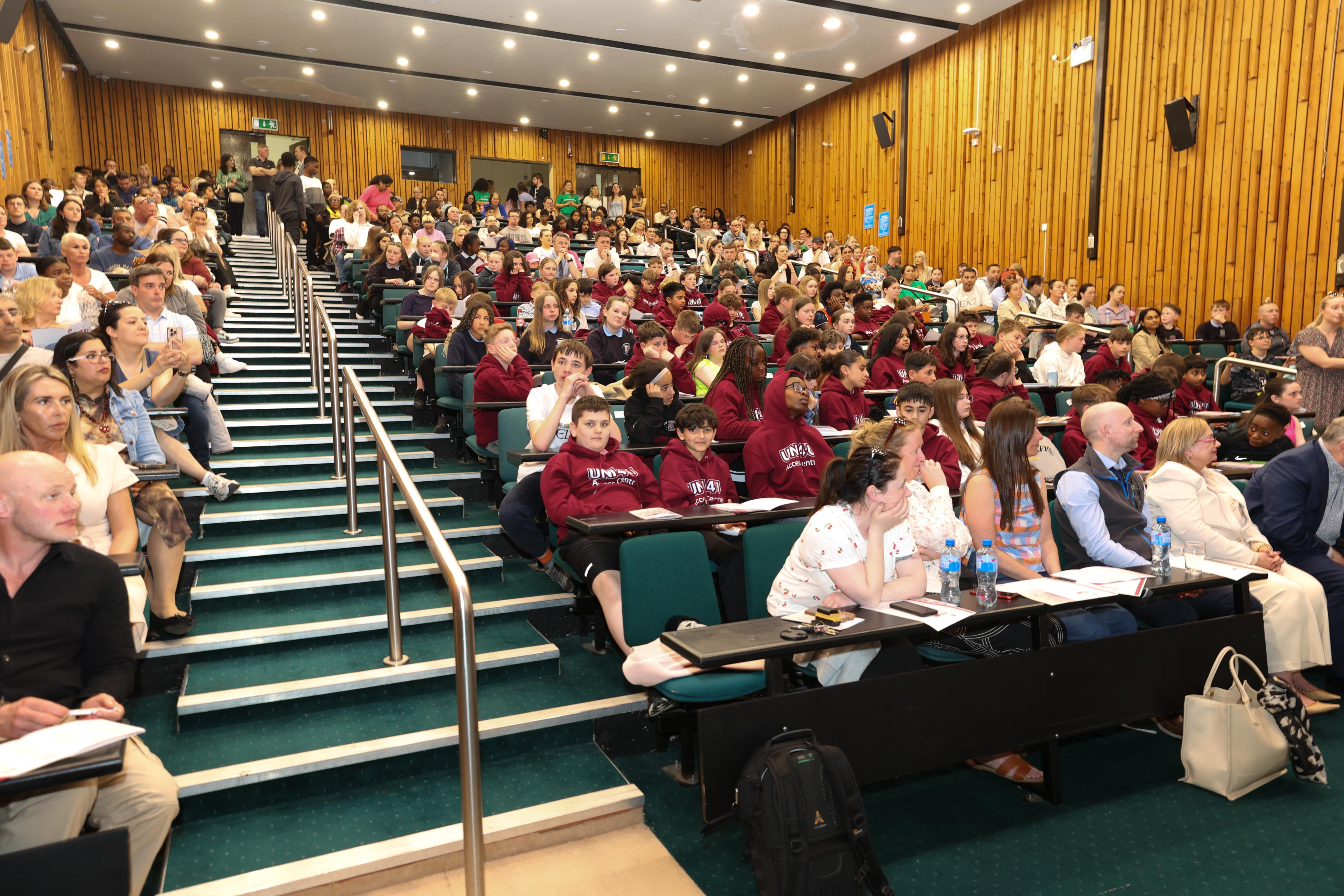 Uni4U Students and parents in a lecture hall