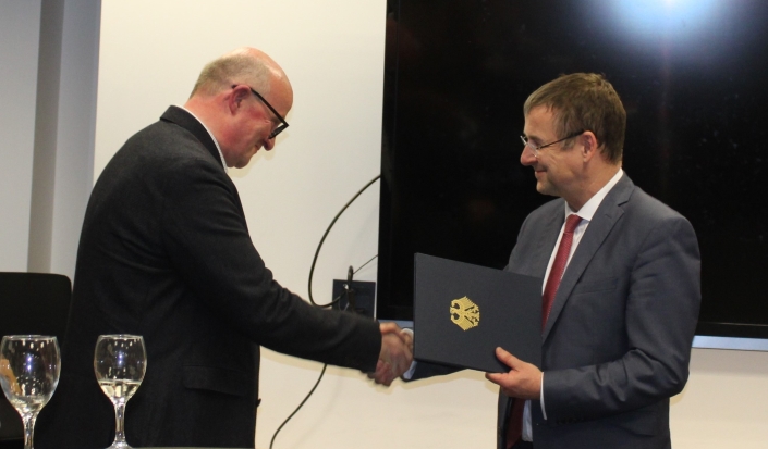  Prof. Schmidt-Hannisa receiving a thank you letter from the German president