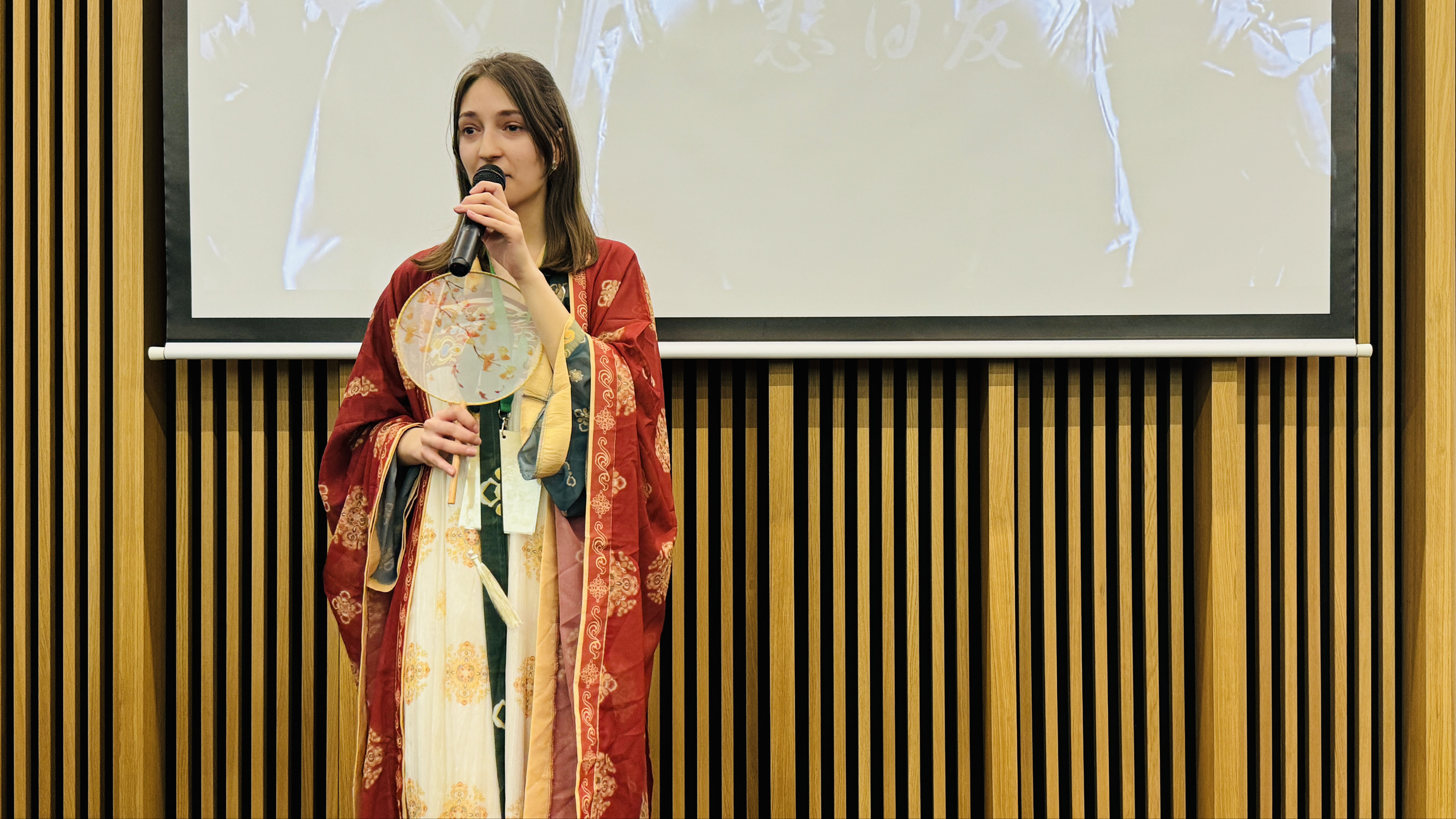 Karyna Mizerkevych 's speech and talent show in the final round